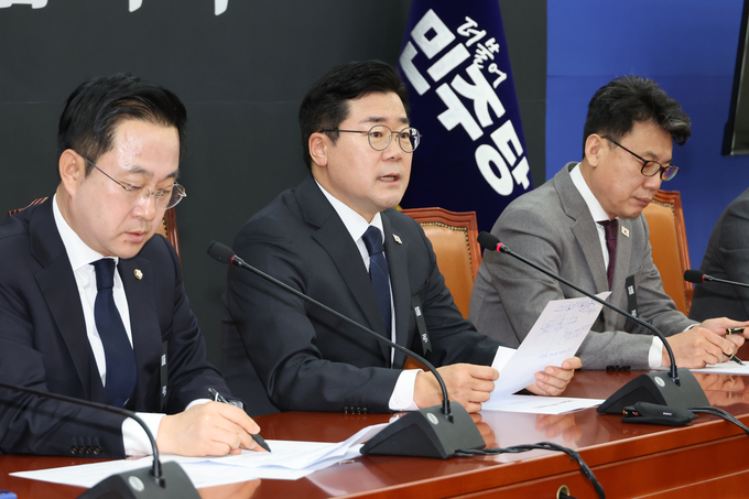 박찬대 더불어민주당 원내대표가 2일 국회에서 열린 원내대책회의에 참석해 모두발언을 하고 있다. (사진=연합뉴스)