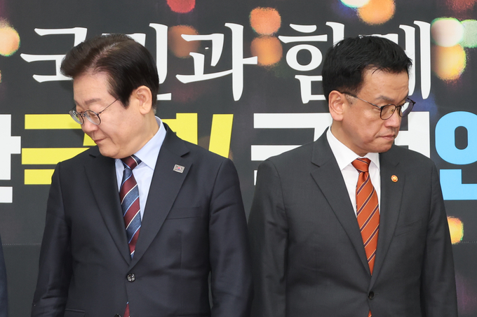 최상목 대통령 권한대행 부총리 겸 기획재정부 장관(오른쪽) 이재명 더불어민주당 대표가 면담을 위해 13일 오전 국회에서 만났다. (사진=연합뉴스)