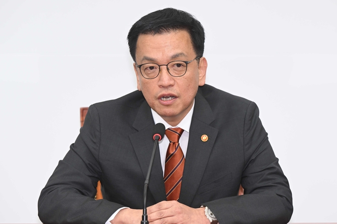 최상목 대통령 권한대행 부총리 겸 기획재정부 장관이 13일 국회에서 권영세 국민의힘 비상대책위원장과 만나 모두발언을 하고 있다. (사진=연합뉴스)