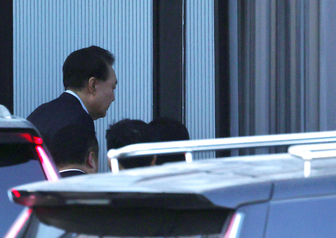 내란 우두머리와 직권남용 권리행사 방해 혐의를 받는 윤석열 대통령이 15일 경기 과천시 정부과천청사 내 고위공직자범죄수사처에 출석하고 있다. (사진=연합뉴스)