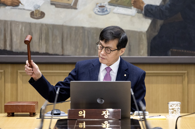 이창용 한국은행 총재가 금융통화위원회서 의사봉을 두드리고 있다. (사진=연합뉴스 제공)
