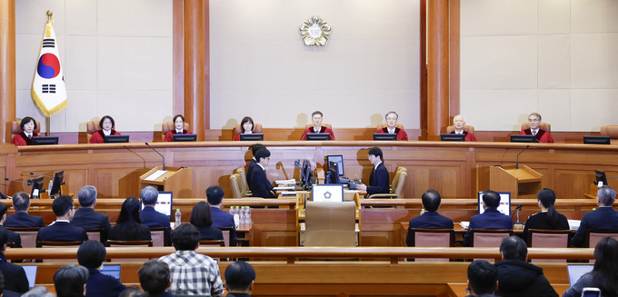 윤석열 대통령 탄핵 심판의 두번째 변론기일인 16일 오후 서울 종로구 헌법재판소에 왼쪽부터 정계선, 김복형, 정정미, 이미선, 문형배, 김형두, 정형식, 조한창 헌재 재판관들이 심판정에 앉아 있다. (사진=연합뉴스)