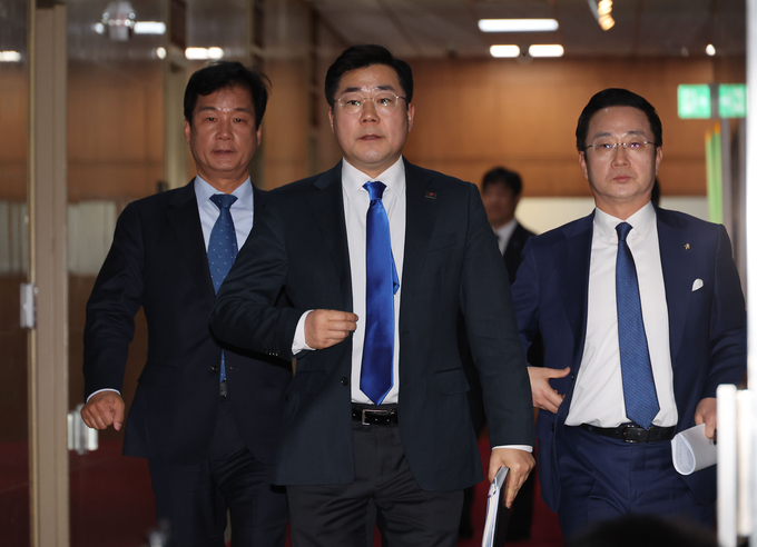박찬대 더불어민주당 원내대표가 17일 오후 서울 여의도 국회 본청 국회의장실을 나서고 있다. (사진=연합뉴스)