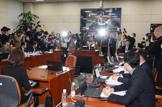 22일 오전 서울 여의도 국회에서 열린 윤석열 정부의 비상계엄 선포를 통한 내란 혐의 진상규명 국정조사 1차 청문회에서 안규백 위원장이 윤석열 대통령 등에 대한 동행명령장 발부건을 상정하고 있다. (사진=연합뉴스)