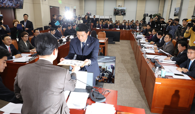 22일 서울 여의도 국회에서 열린 '윤석열 정부의 비상계엄 선포를 통한 내란 혐의 진상규명 국정조사 특별위원회' 1차 청문회에서 안규백 위원장이 '윤석열 대통령 동행명령장'을 발부하고 있다. (사진=연합뉴스)