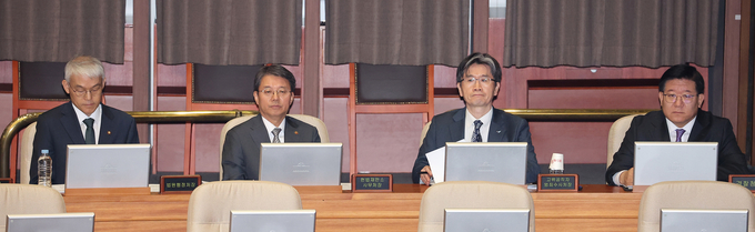 23일 서울서부지방법원 불법적 폭동사태 관련 긴급 현안질의가 열린 국회 본회의에 (왼쪽부터) 천대엽 법원행정처 처장, 김정원 헌법재판소 사무처장, 오동운 고위공직자범죄수사처 처장, 이호영 경찰청장 직무대행이 출석하고 있다. (사진=연합뉴스)