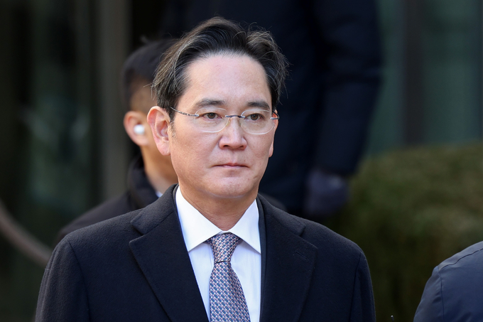 이재용 삼성전자 회장이 지난 3일 오후 서초구 서울고법에서 열린 그룹 경영권 승계 관련 부당합병·회계부정 의혹 항소심 선고공판에서 무죄 판결을 받은 뒤 법원을 나서고 있다. (사진=연합뉴스 제공)