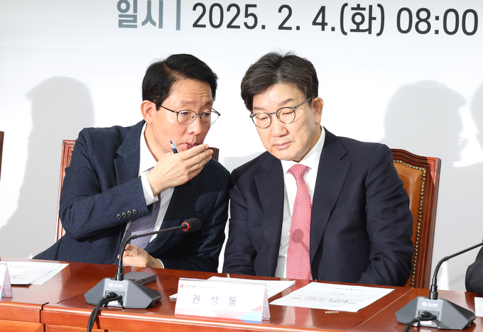  국민의힘 권성동 원내대표(오른쪽)와 김상훈 정책위의장이 4일 국회에서 열린 반도체특별법 주52시간제 특례 도입을 위한 당정협의회에서 대화하고 있다. (사진=연합뉴스)