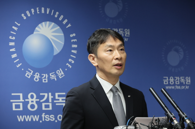이복현 금감원장이 2024년 금융지주·은행 등 주요 검사결과를 발표하고 있다. (사진=연합뉴스 제공)