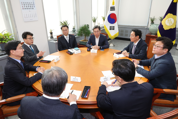 4일 오전 서울 여의도 국회에서 김상훈 국민의힘 정책위의장과 진성준 더불어민주당 정책위의장, 방기선 국무조정실장, 조오섭 국회의장 비서실장 등이 참석한 가운데 국정협의회 실무협의가 열리고 있다. (사진=연합뉴스) 