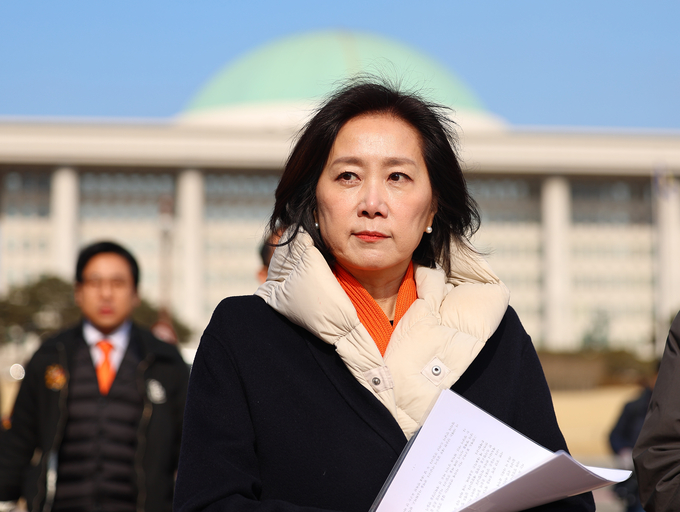 허은아 개혁신당 전 대표가 10일 서울 여의도 국회 앞에서 직무정지에 대한 법원 가처분 신청 기각 관련 기자회견을 위해 회견장소로 이동하고 있다. (사진=연합뉴스)