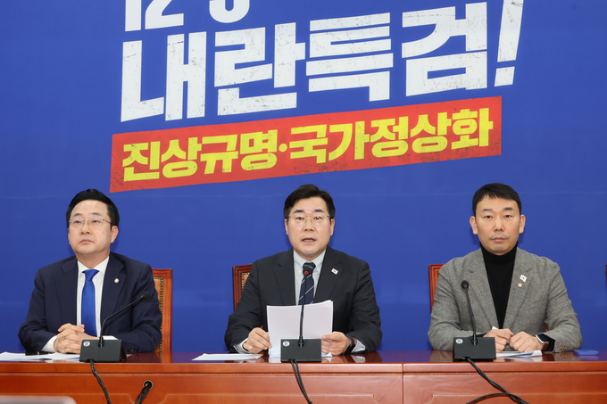 박찬대 더불어민주당 원내대표(가운데)가 16일 서울 여의도 국회에서 기자간담회를 열고 노상원 수첩과 김건희 여사의 비상계엄 개입 의혹, 명태균 특검법과의 상관관계를 밝히고 있다. (사진=연합뉴스) 