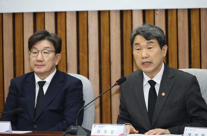 17일 국회에서 故 김하늘 양 피살사건과 관련해 재발방지책을 논의하기 위해 열린 학교 안전 강화를 위한 당정협의회에서 이주호 부총리 겸 교육부장관이 발언하고 있다. (사진=연합뉴스)