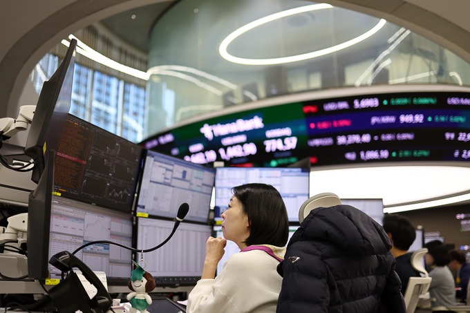 19일 오전 하나은행 딜링룸 (사진=연합뉴스 제공)