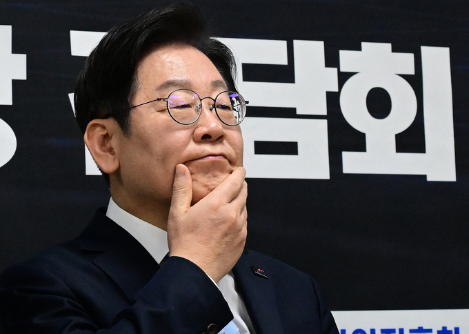 이재명 더불어민주당 대표가 19일 서울 마포구 한국방위산업진흥회에서 열린 ‘트럼프 시대 : 한미동맹과 조선산업·K-방산의 비전’ 현장 간담회에 참석해 있다. (사진=연합뉴스)