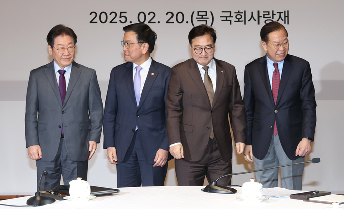 여야정 국정협의회 첫 회의가 20일 오후 국회 사랑재에서 열린 가운데 (왼쪽부터)이재명 더불어민주당 대표, 최상목 대통령 권한대행 부총리 겸 기획재정부 장관, 우원식 국회의장, 권영세 국민의힘 비대위원장이 기념 촬영 후 각자 다른 곳을 바라보며 자리로 돌아가고 있다. (사진=연합뉴스)