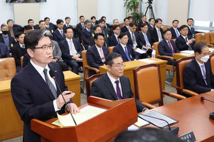 오동운 고위공직자범죄수사처장이 25일 국회에서 열린 내란국조특위 5차 청문회에서 이른바 ‘영장 쇼핑’ 논란과 관련한 질문에 답하고 있다. (사진=연합뉴스)
