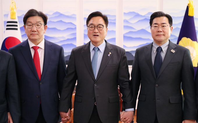 우원식(가운데) 국회의장과 권성동(왼쪽) 국민의힘·박찬대 더불어민주당 원내대표가 26일 국회의장실에서 기념사진을 찍고 있다. (사진=연합뉴스)