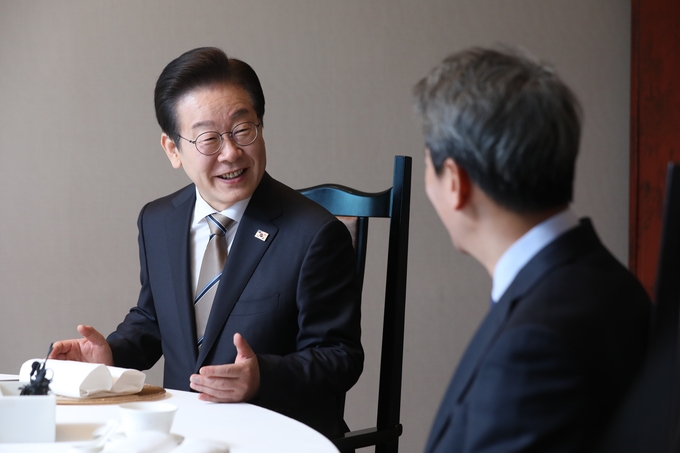 이재명 더불어민주당 대표(왼쪽)가 27일 서울 여의도의 한 음식점에서 열린 임종석 전 대통령비서실장과 오찬 회동에서 발언하고 있다. (사진=연합뉴스)