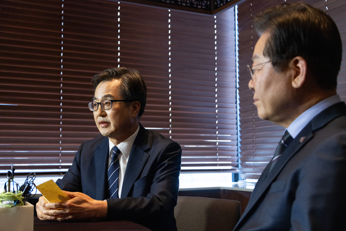 김동연(왼쪽) 경기도지사가 28일 오후 여의도의 한 중식당에서 이재명 더불어민주당 대표와 만난 자리에서 개헌 필요성과 감세 정책 등에 관한 작심 발언을 쏟아내고 있다. (사진=연합뉴스)