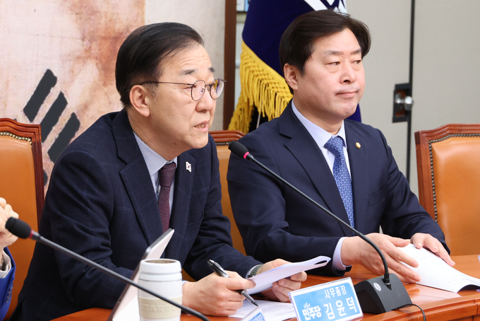 김윤덕(왼쪽) 더불어민주당 사무총장이 3일 국회에서 기자간담회를 열고 현안 관련 발언을 하고 있다. (사진=연합뉴스)