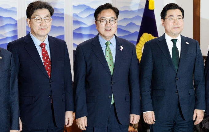 우원식 국회의장과 권성동 국민의힘 원내대표(왼쪽), 박찬대 더불어민주당 원내대표(오른쪽)가 4일 서울 여의도 국회에서 의장 주재 회동에 참석해 기념 촬영하고 있다. (사진=연합뉴스)