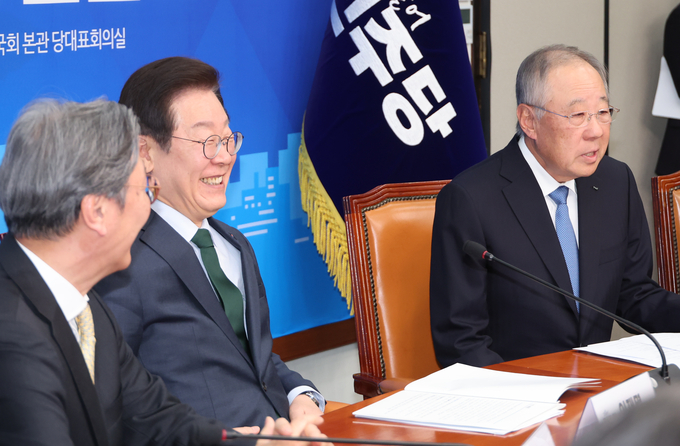 류진 한국경제인협회(한경협) 회장이 5일 국회에서 열린 더불어민주당과 한국경제인협회(한경협)의 민생경제간담회에서 인사말 도중 “차였던 여친 만나는 느낌”이라고 말하자 이재명 대표를 비롯한 참석자들이 크게 웃고 있다. (사진=연합뉴스)