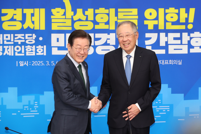 이재명 더불어민주당 대표가 5일 국회에서 열린 한국경제인협회(한경협)와의 민생경제간담회에서 류진 회장과 만나 악수하고 있다. (사진=연합뉴스)