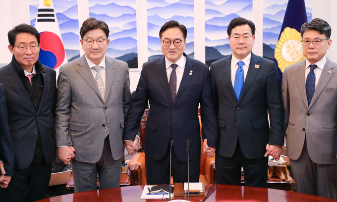 우원식 국회의장이 6일 서울 여의도 국회 의장집무실에서 열린 에서 권성동 국민의힘 원내대표, 박찬대 더불어민주당 원내대표 등 양당 원내지도부와 기념촬영 하고 있다. (사진=연합뉴스)