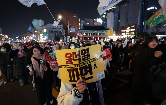  8일 서울 종로구 종로1가 교차로 일대에서 윤석열 대통령 파면 촉구 범국민대회를 마친 시민과 참가자들이 행진을 하고 있다. (사진=연합뉴스)