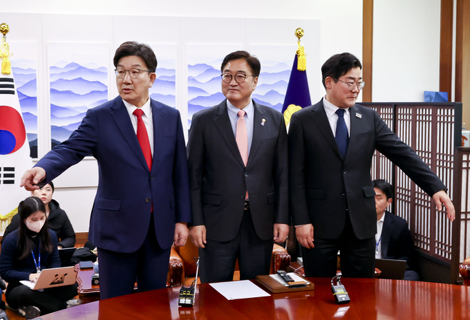 권성동 국민의힘 원내대표(왼쪽부터), 우원식 국회의장, 박찬대 더불어민주당 원내대표가 10일 서울 여의도 국회 의장실에서 열린 국정협의회에 앞서 기념 촬영하고 있다. (사진=연합뉴스)