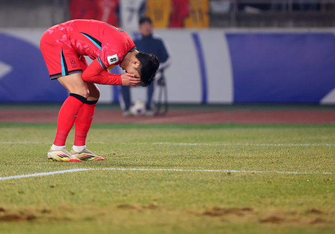 20일 고양종합운동장서 열린 2026 FIFA 북중미 월드컵 3차 예선 오만과의 경기서 아쉬워하는 손흥민 옆으로 잔디가 파여있다. (사진=연합뉴스)