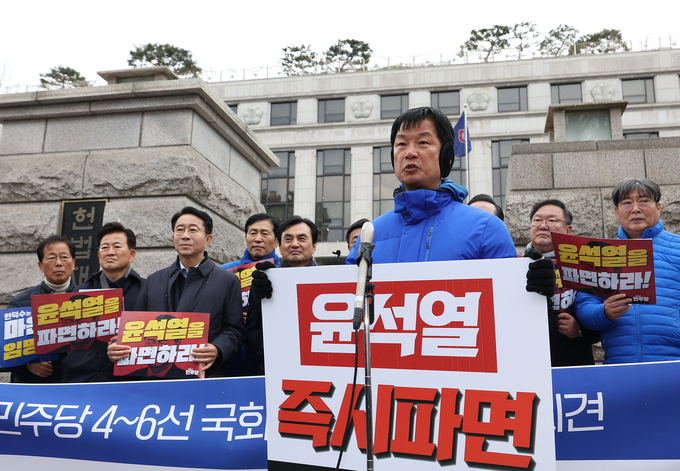 헌법재판소 앞에서 1인 시위 중인 박균택 더불어민주당 의원이 30일 서울 종로구 헌법재판소 앞에서 열린 윤석열 대통령 파면 촉구 4~6선 국회의원 긴급 기자회견이 끝난 뒤 발언하고 있다. (사진=연합뉴스)
