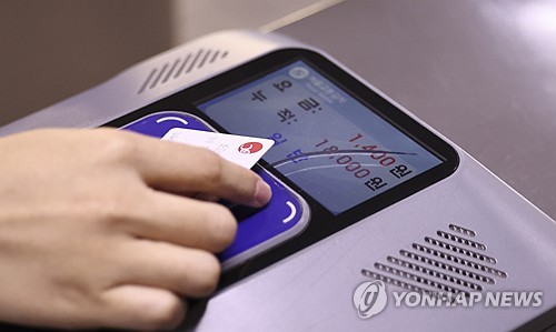 서울 지하철 요금 지불하는 시민 (연합뉴스 자료사진)