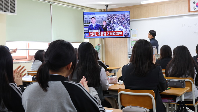 학교에서 학생들이 '민주시민교육'으로 탄핵심판 생방송을 시청하고 있다. ( 사진 = 연합뉴스 )