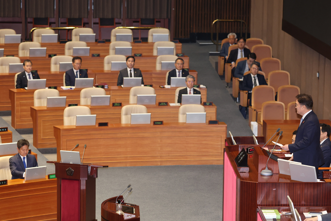우원식 국회의장이 14일 정치·외교·통일·안보 분야 대정부질문이 진행된 국회 본회의에서 한덕수 대통령 권한대행 국무총리의 불출석에 대해 비판하고 있다. (사진=연합뉴스)