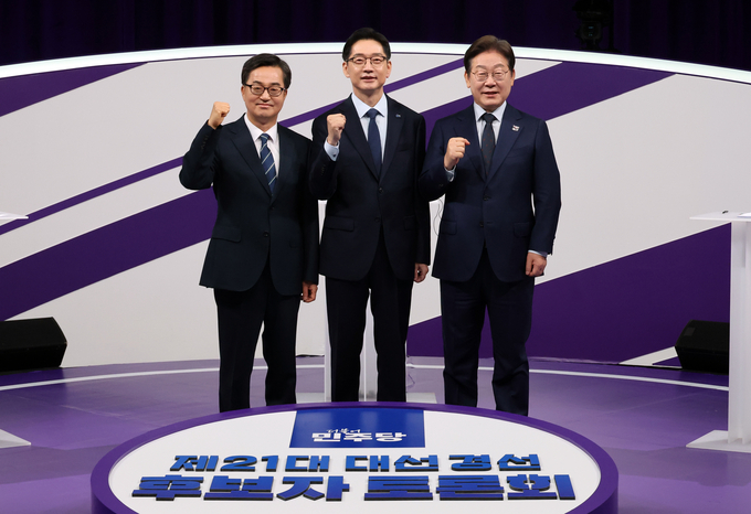 더불어민주당 대선 경선 주자인 이재명(오른쪽부터)·김경수·김동연 후보가 18일 서울 마포구 상암동 MBC에서 첫 TV토론회를 시작하기에 앞서 기념촬영 하고 있다. (사진=연합뉴스)