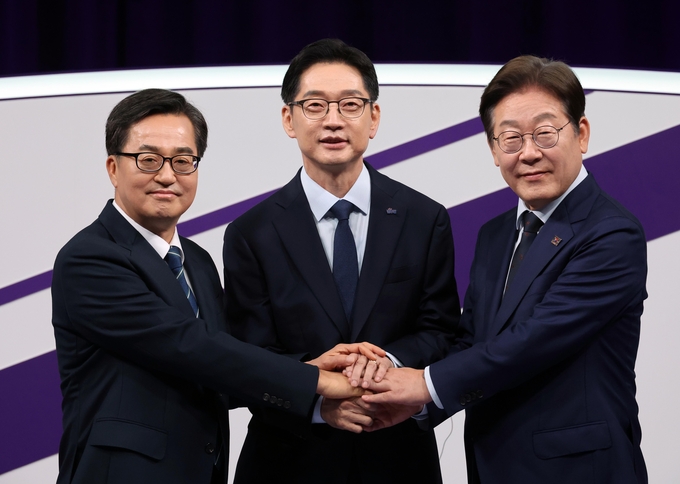 더불어민주당 대선 경선 주자인 이재명(오른쪽부터)·김경수·김동연 후보가 18일 서울 마포구 상암동 MBC에서 첫 TV토론회를 시작하기에 앞서 기념촬영 하고 있다. (사진=연합뉴스)