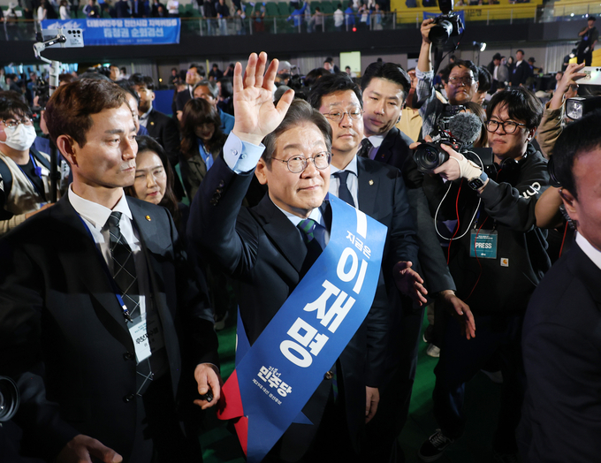 이재명 더불어민주당 대선 본경선 후보가 19일 오후 충북 청주체육관에서 열린 ‘제21대 대통령선거 후보자 선출을 위한 충청권 합동연설회’에서 경선 결과 발표를 들은 뒤 인사하고 있다. (사진=연합뉴스)