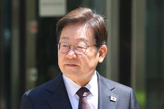 이재명 더불어민주당 대선 후보가 29일 서울 서초구 서울중앙지방법원에서 열린 ‘대장동 배임·성남FC 뇌물’ 1심 속행 공판이 끝난 뒤 법원을 나서고 있다. (사진=연합뉴스)