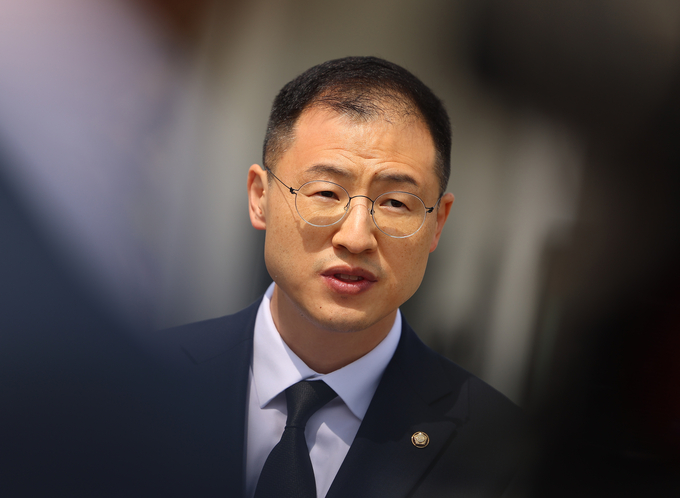 2·3 비상계엄 및 윤석열 전 대통령 탄핵과 관련해 당내에서 탈당 압박을 받아온 김상욱 의원이 8일 서울 동작구 현충원에서 참배 후 탈당 입장을 밝히고 있다. (사진=연합뉴스)