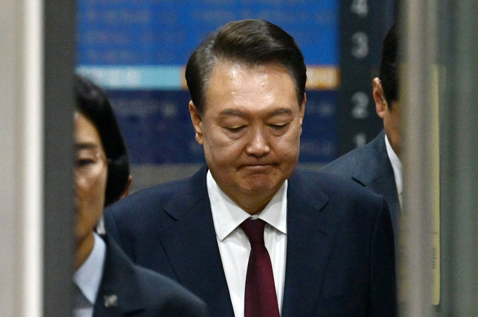 윤석열 전 대통령이 지난 12일 서울 서초구 중앙지방법원에서 열린 내란 우두머리 혐의, 직권남용 권리행사방해 혐의 사건 3차 공판을 마친 뒤 법정을 나서고 있다. (사진=연합뉴스)
