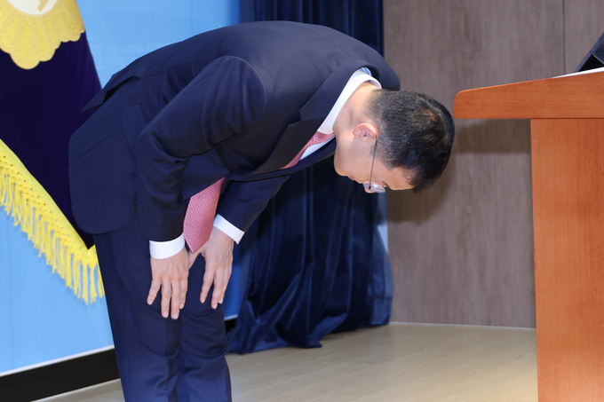 국민의힘을 탈당한 무소속 김상욱 의원이 15일 서울 여의도 국회 소통관에서 더불어민주당 이재명 대선 후보에 대한 지지를 선언한 뒤 인사하고 있다. (사진=연합뉴스)