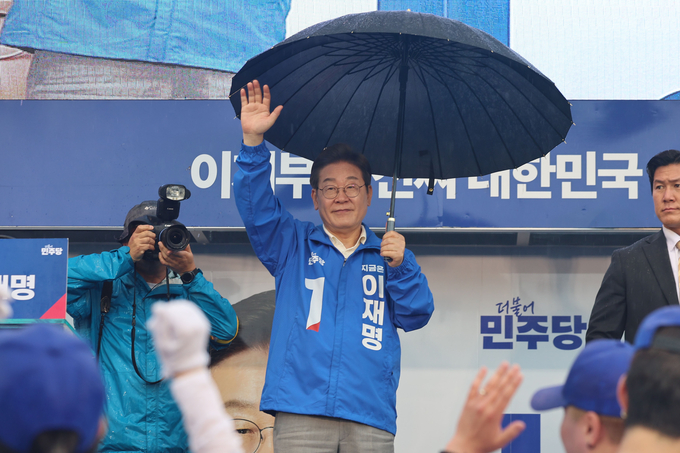 이재명 더불어민주당 대선 후보가 15일 전남 광양시 전남드래곤즈 축구장 인근에서 열린 유세에서 지지자들에게 인사하고 있다. (사진=연합뉴스)