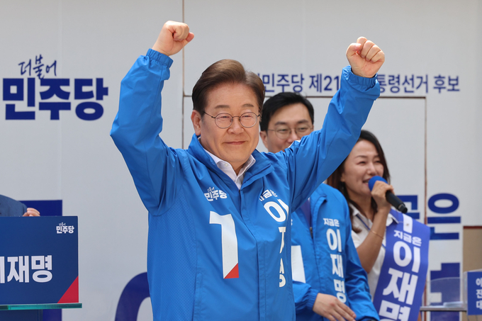 이재명 더불어민주당 대선 후보가 서울 표심 잡기에 나선 19일 서울 용산역광장에서 열린 집중유세에서 시민들을 향해 인사하고 있다. (사진=연합뉴스)