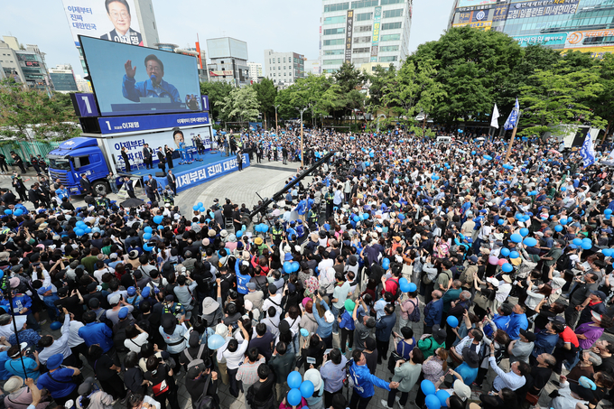 21일 인천 부평역 북광장에서 열린 집중유세에서 이재명 더불어민주당 대선 후보가 지지를 호소하고 있다. ( 사진 = 연합뉴스 제공 )