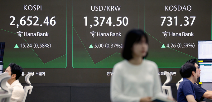 28일 오전 하나은행 딜링룸. (사진=연합뉴스 제공)