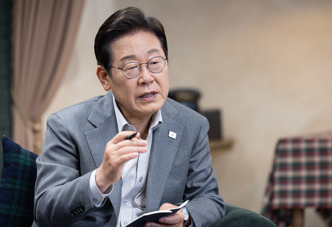 이재명 더불어민주당 대선 후보가 28일 서울 강남구의 한 스튜디오에서 열린 K-이니셔TV ‘1400만 개미와 한배 탔어요’ 유튜브 라이브에서 발언하고 있다. (사진=연합뉴스)