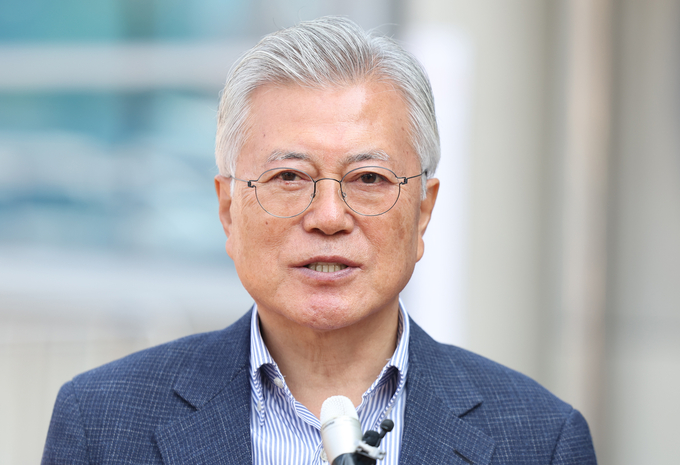 문재인 전 대통령이 제21대 대통령선거 사전투표 첫날인 29일 경남 양산 하북면주민자치센터에서 사전투표를 완료한 뒤 취재진과 만나 “조기 대선이 왜 치러지게 됐는지를 국민께서 꼭 기억해 주셨으면 한다”고 발언하고 있다. (사진=연합뉴스)