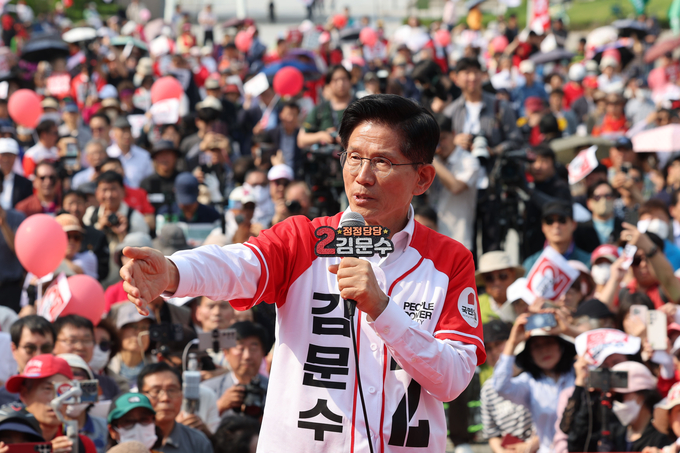 손학규 이어 안철수까지 “이재명 찍어 달라”…‘눈 질끈’